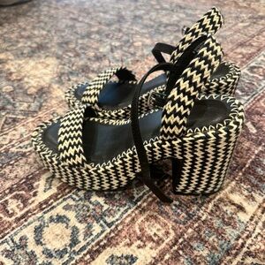 Universal Thread Black and Cream Platform Sandals